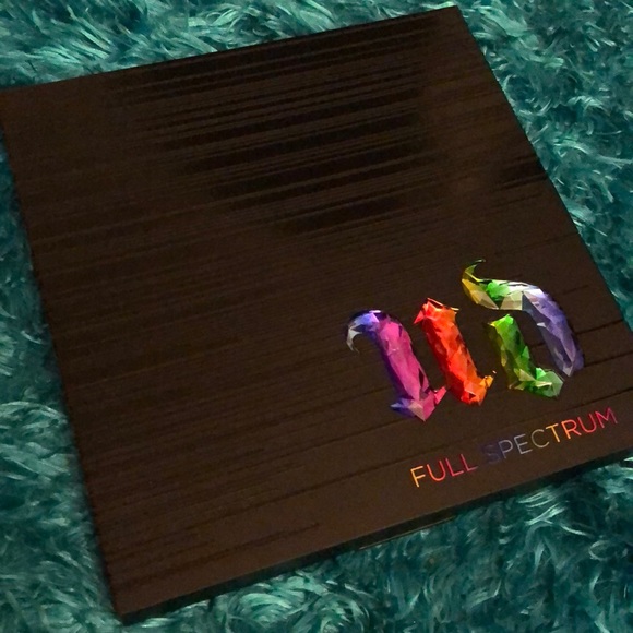 Urban Decay “Full Spectrum” eyeshadow palette - Picture 2 of 5